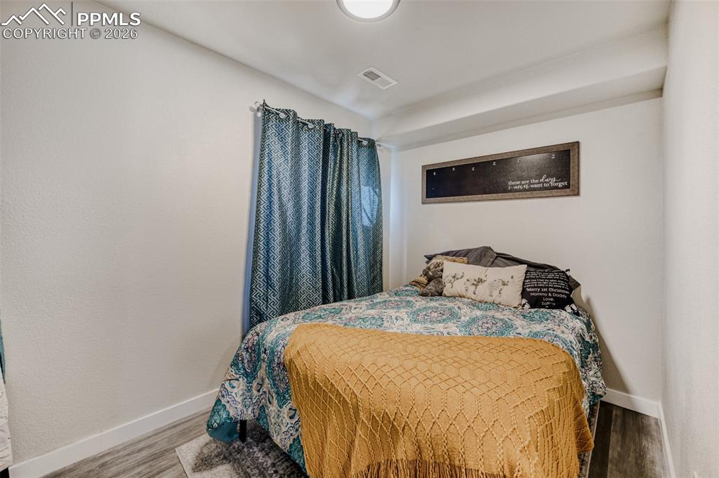 Image 21 of 22: Bedroom