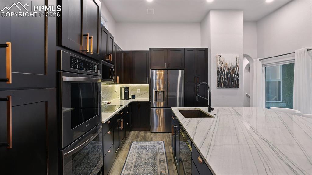 Image 17 of 50: Gorgeous quartzite countertops.