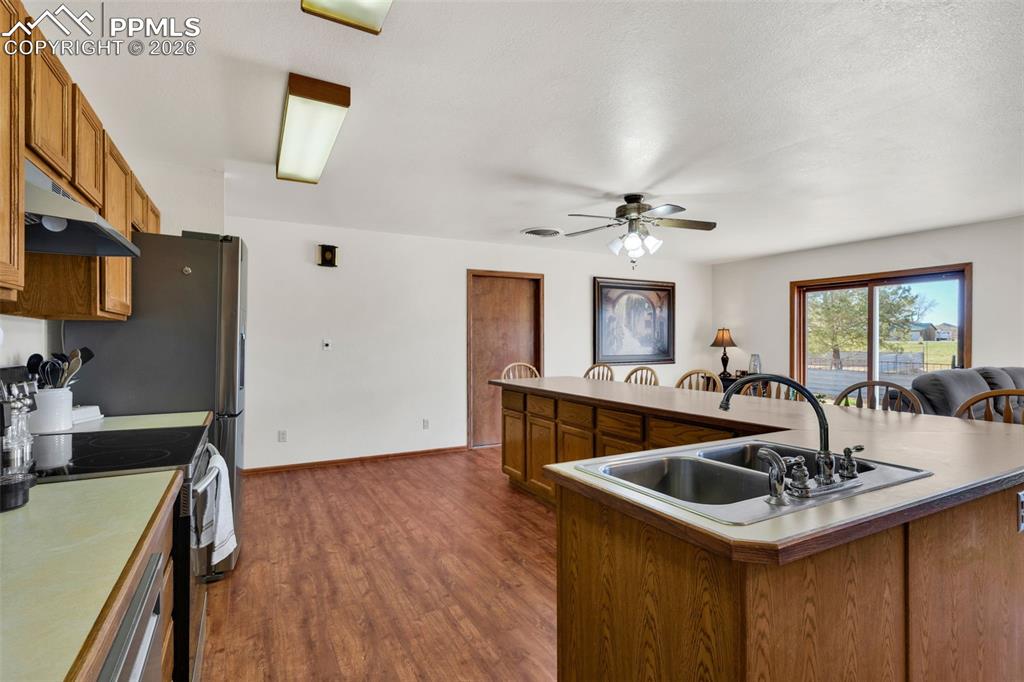 Image 15 of 50: Kitchen