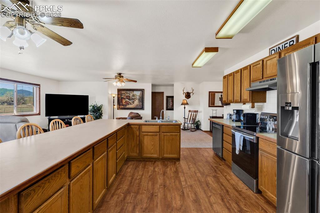 Image 16 of 50: Kitchen