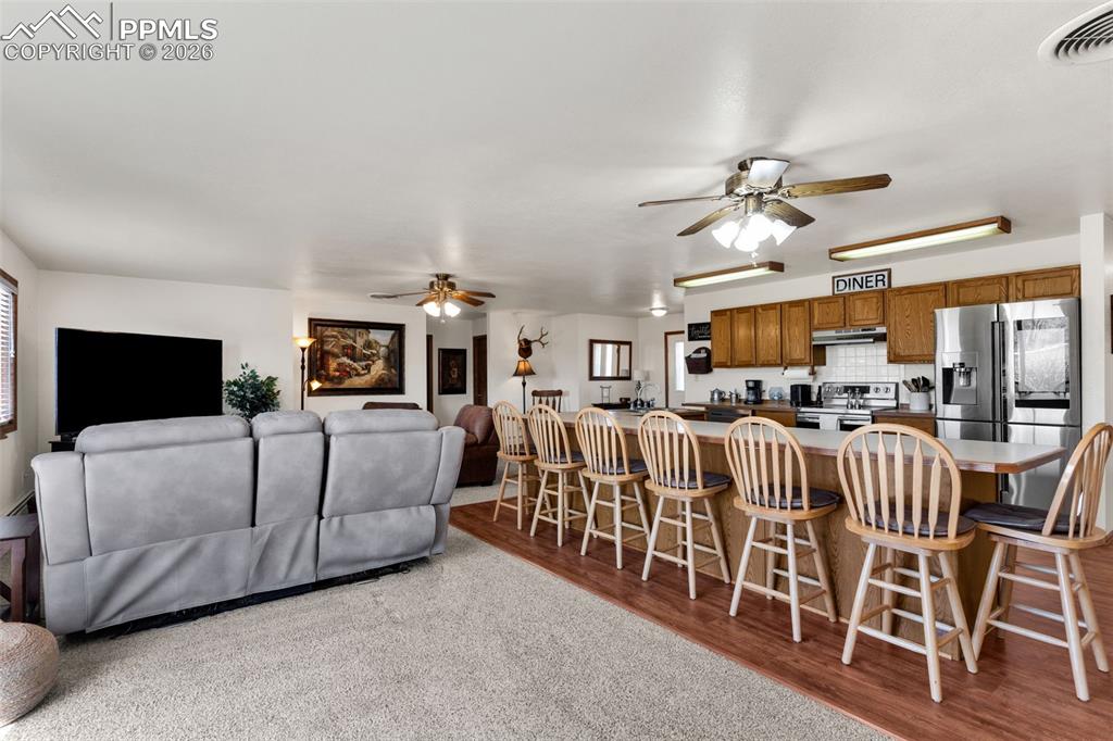 Image 19 of 50: Living Room