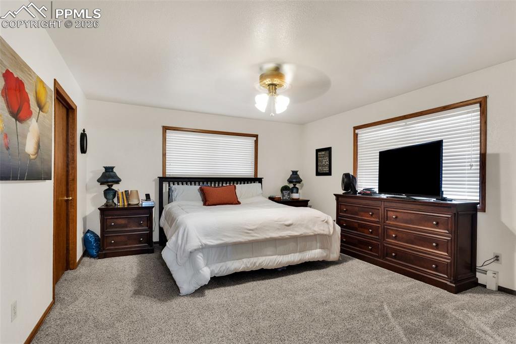 Image 23 of 50: Bedroom