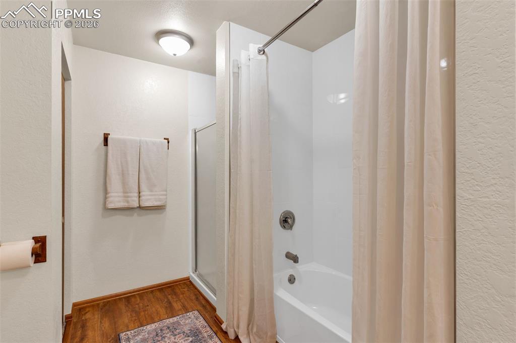 Image 26 of 50: Bathroom