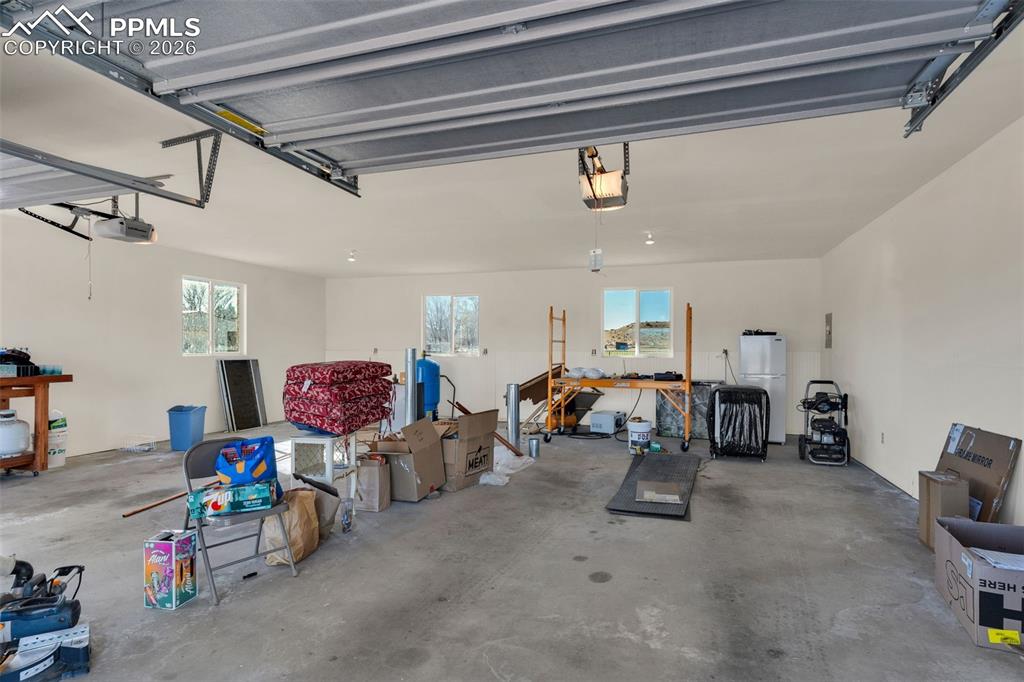 Image 31 of 50: Garage