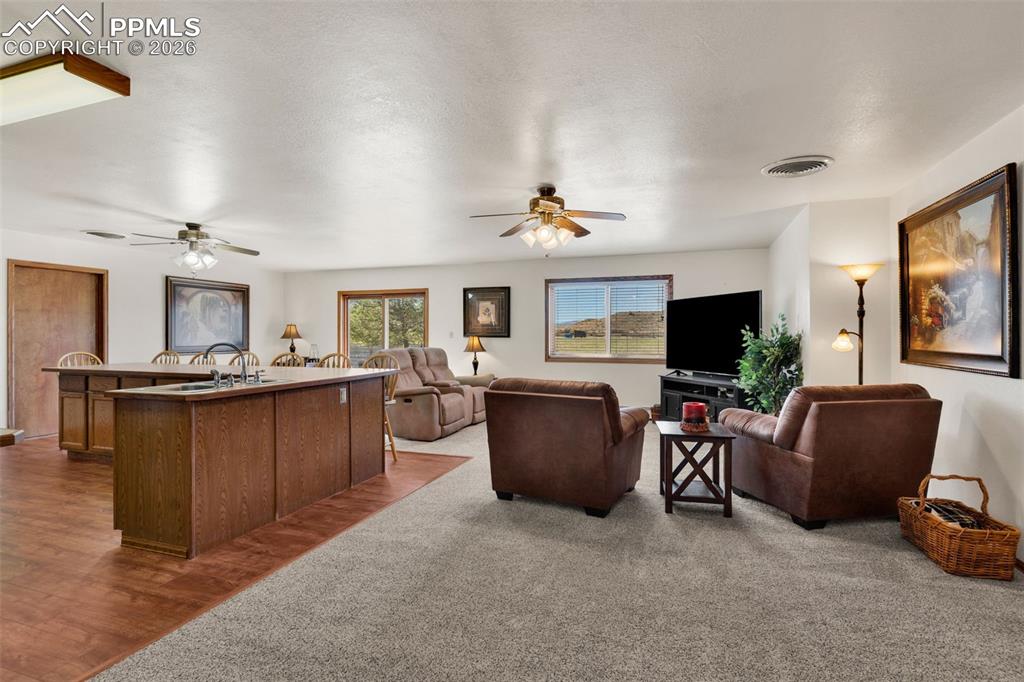 Image 7 of 50: Living Room