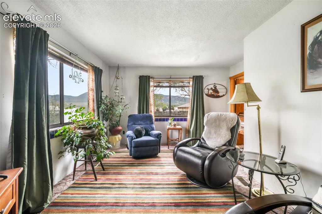 Image 8 of 50: Dining Area