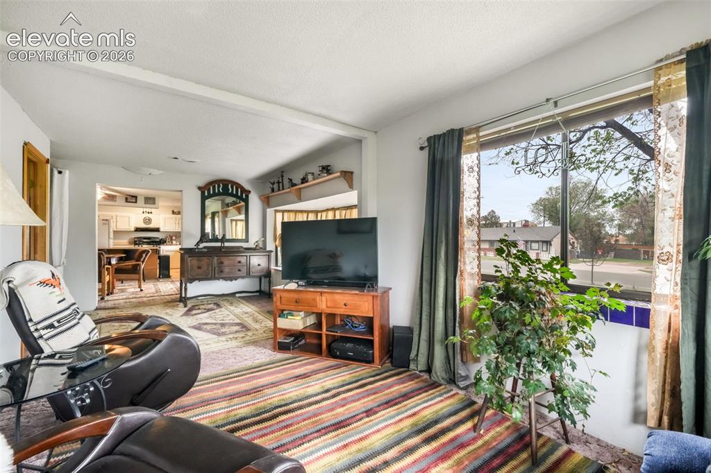 Image 9 of 50: Dining Area