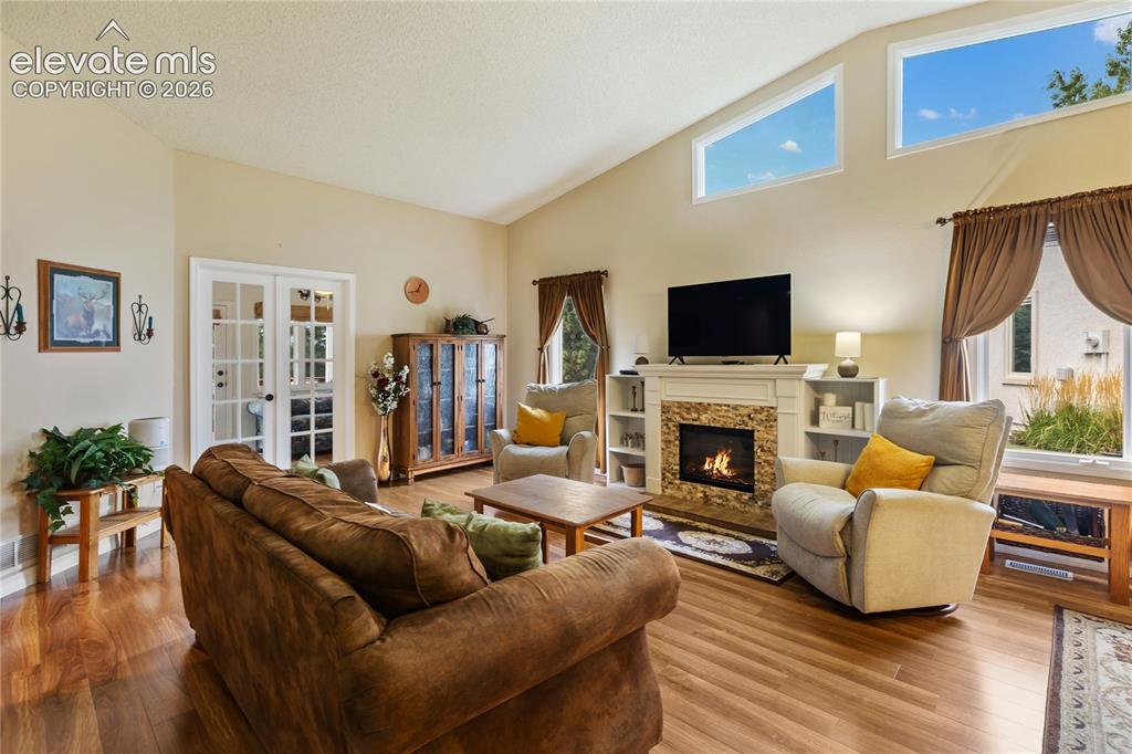 Image 19 of 43: Living Room