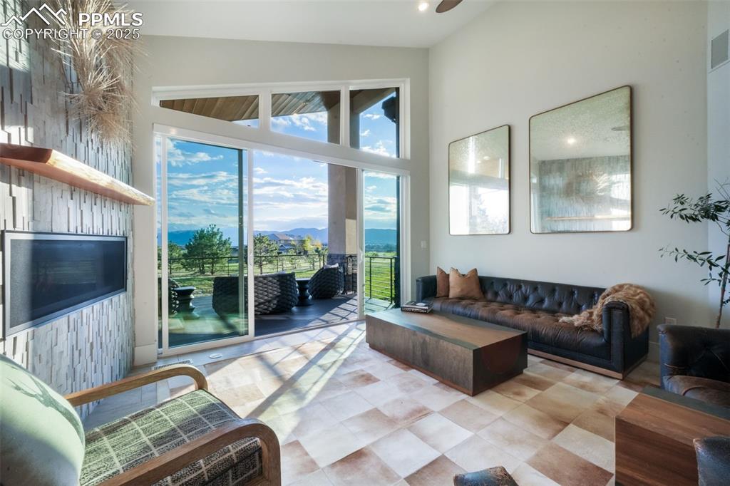 Image 8 of 50: Living Room