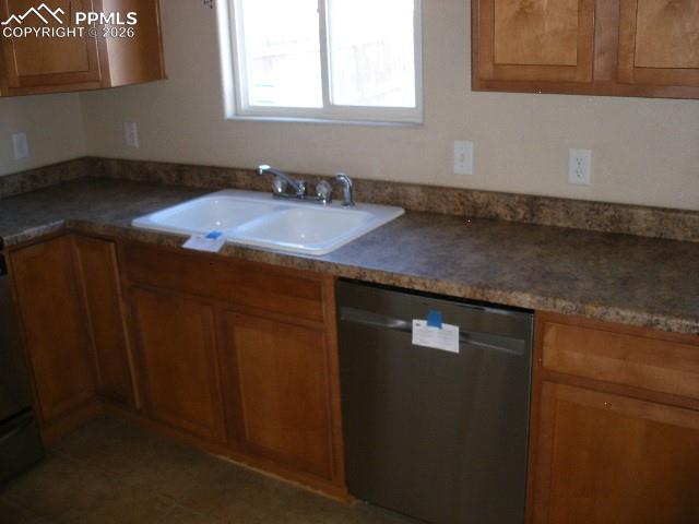 Image 16 of 47: Kitchen