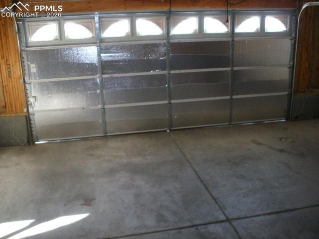 Image 46 of 47: Garage