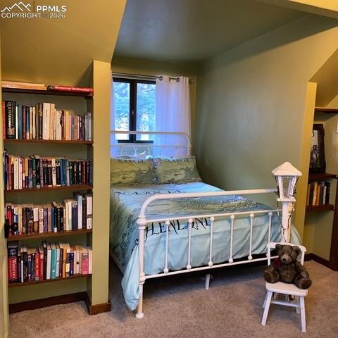 Image 19 of 33: Bedroom