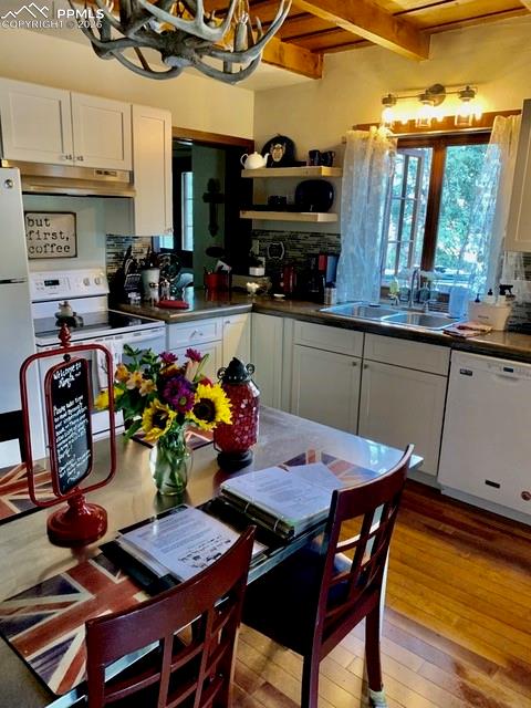 Image 5 of 33: Kitchen