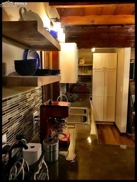 Image 6 of 33: Kitchen