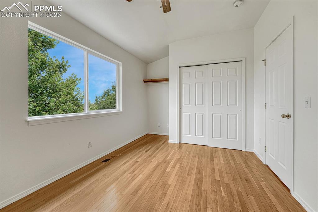 Image 21 of 50: Bedroom