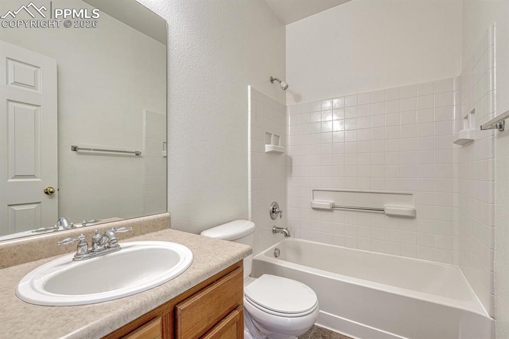 Image 24 of 50: Bathroom