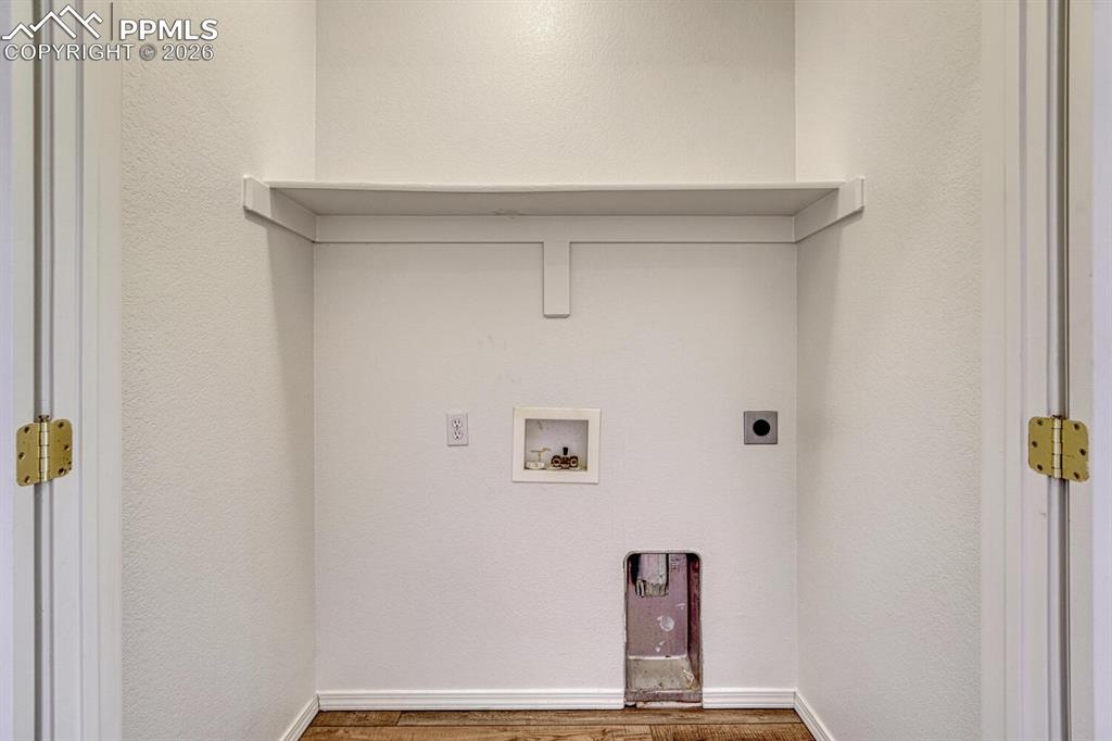 Image 25 of 50: Laundry