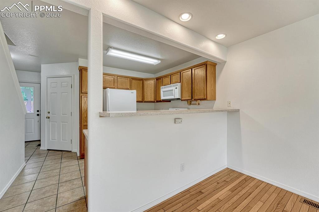 Image 8 of 50: Kitchen