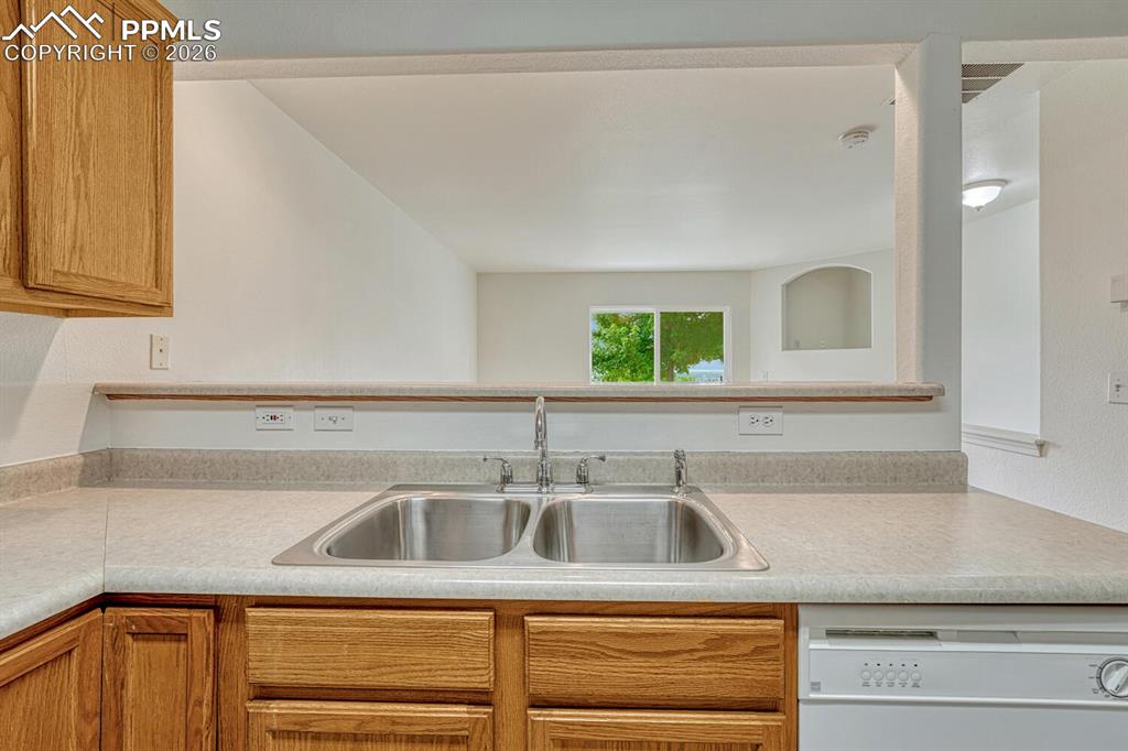 Image 9 of 50: Kitchen