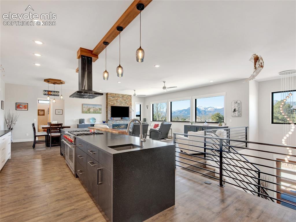 Image 15 of 49: Kitchen
