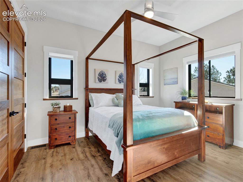 Image 28 of 49: Spacious bedroom