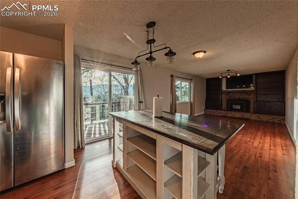 Image 10 of 49: Kitchen