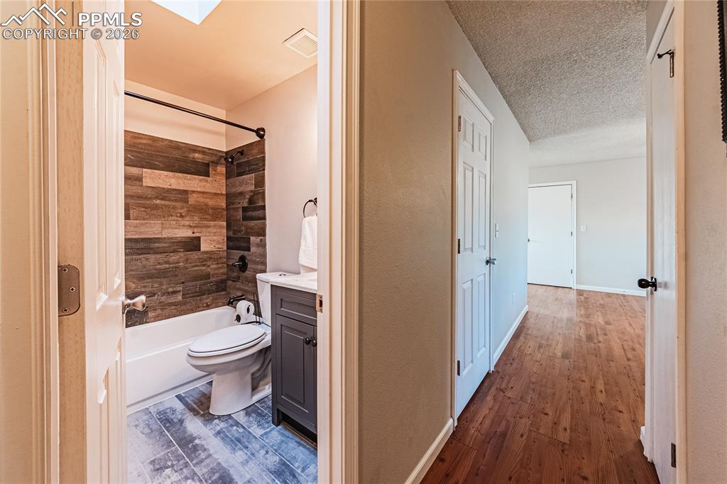 Image 18 of 49: Bathroom