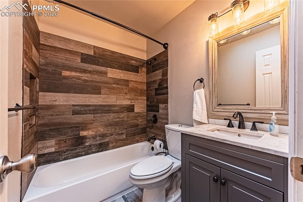 Image 19 of 49: Bathroom