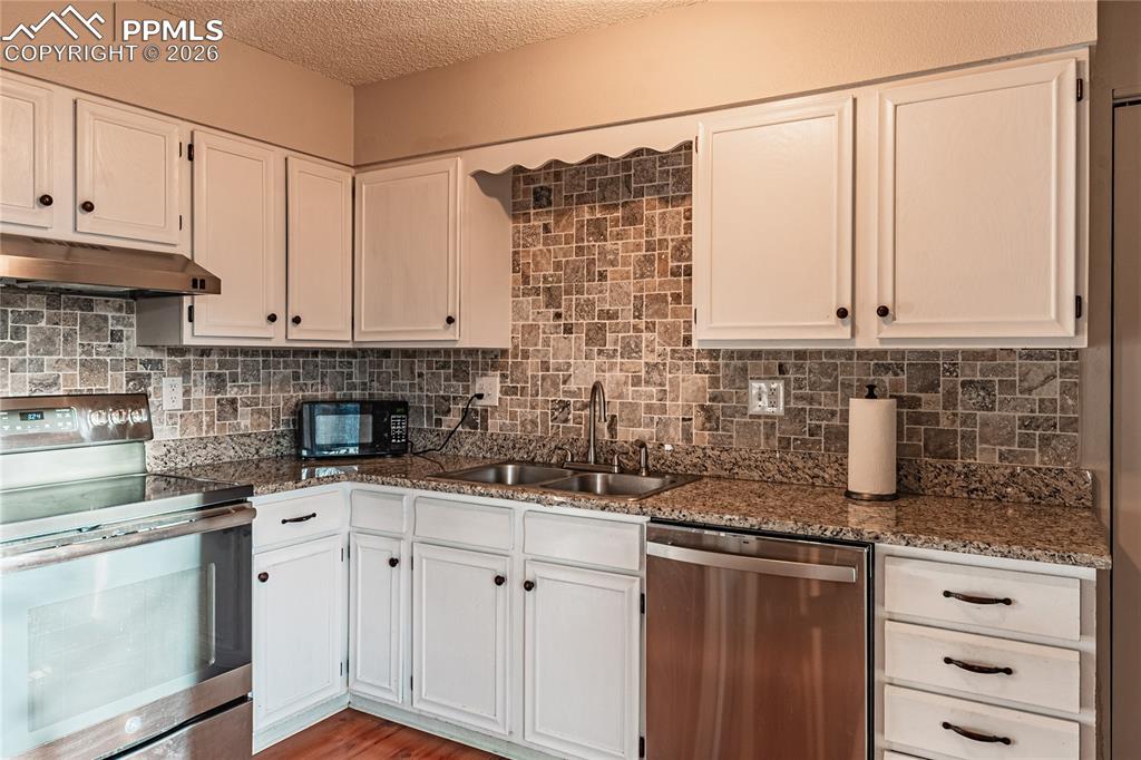 Image 8 of 49: Stainless Steel appliances