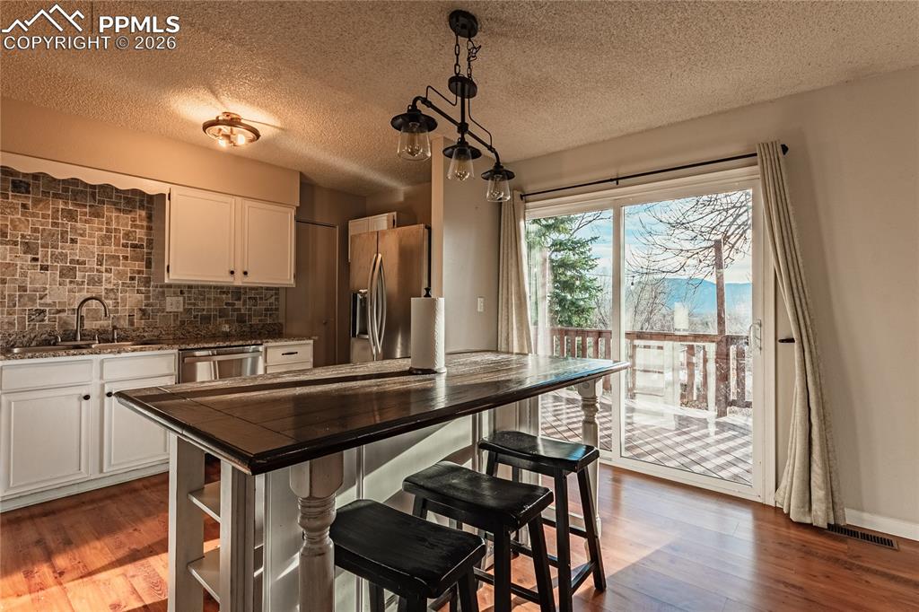 Image 9 of 49: Granite countertops