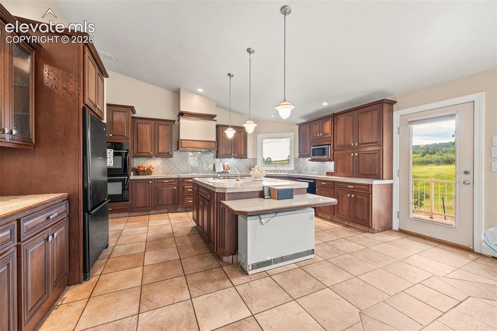 Image 17 of 47: Kitchen