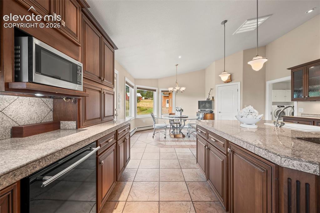 Image 19 of 47: Kitchen