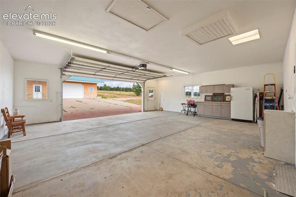 Image 40 of 47: Garage