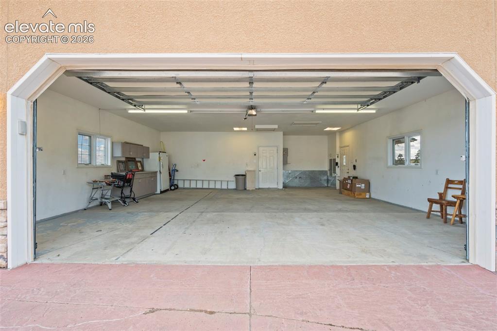 Image 42 of 47: Garage