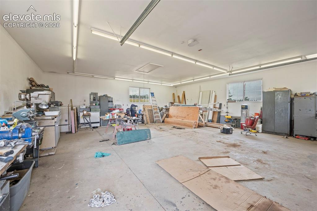 Image 43 of 47: Garage