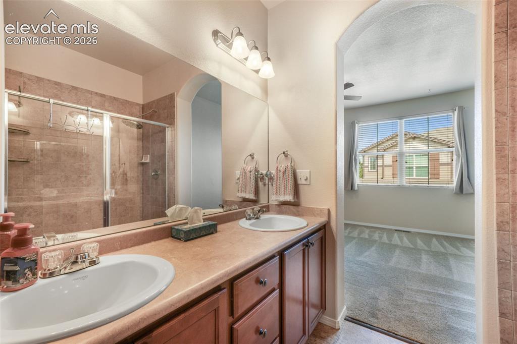 Image 18 of 36: Bathroom