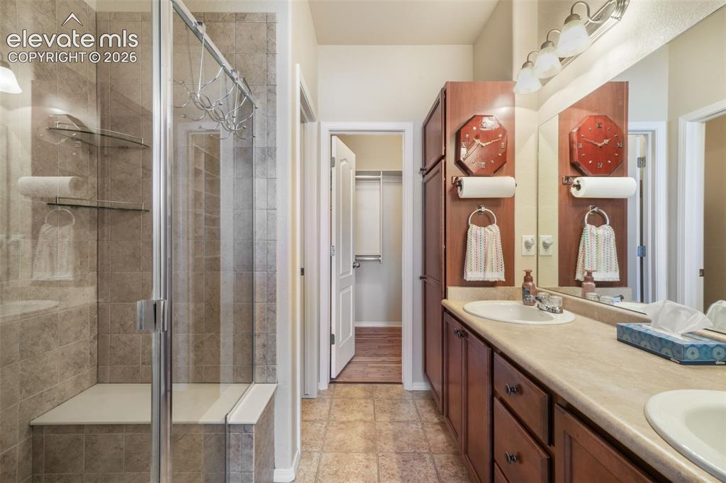 Image 19 of 36: Bathroom