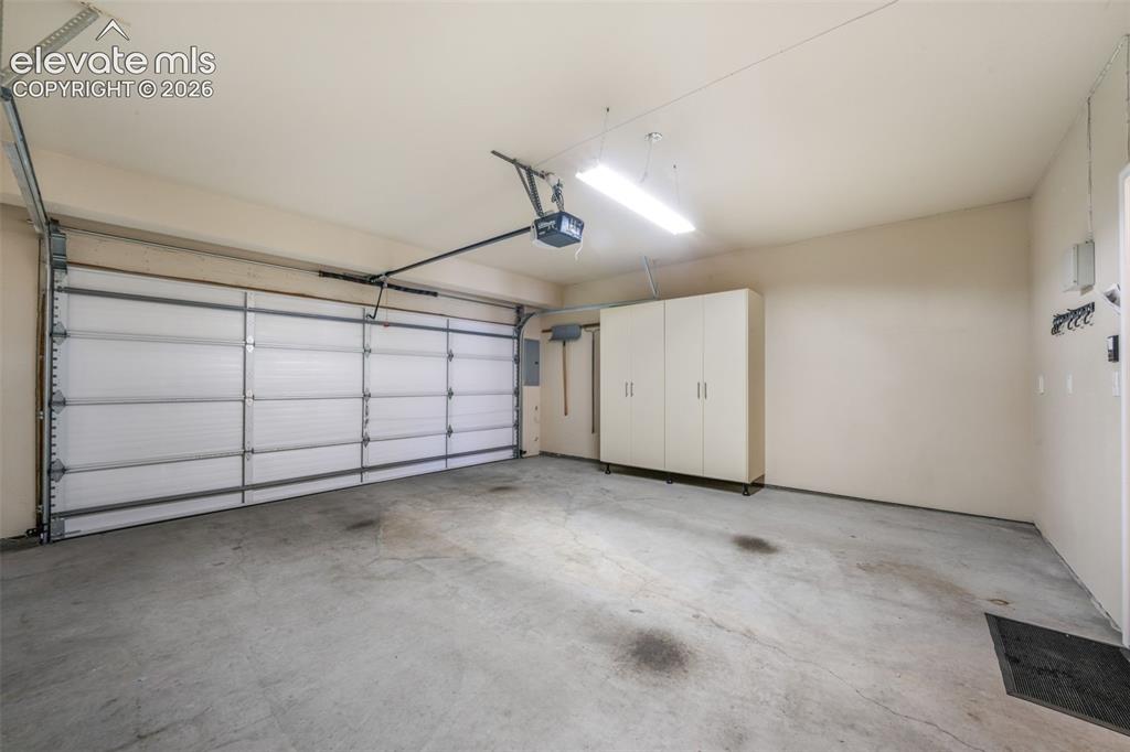 Image 33 of 36: Garage