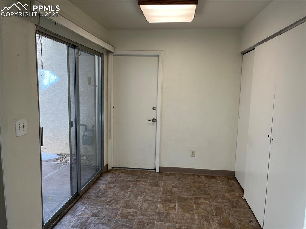 Image 6 of 15: Eating area off of kitchen