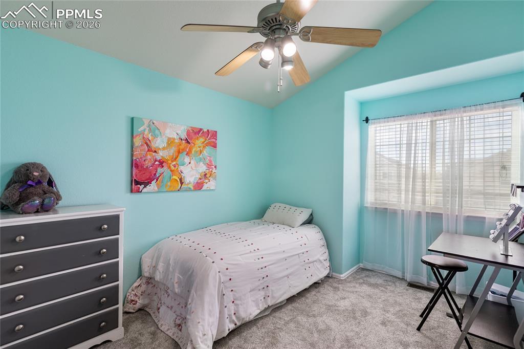 Image 24 of 38: Upper bedroom 3