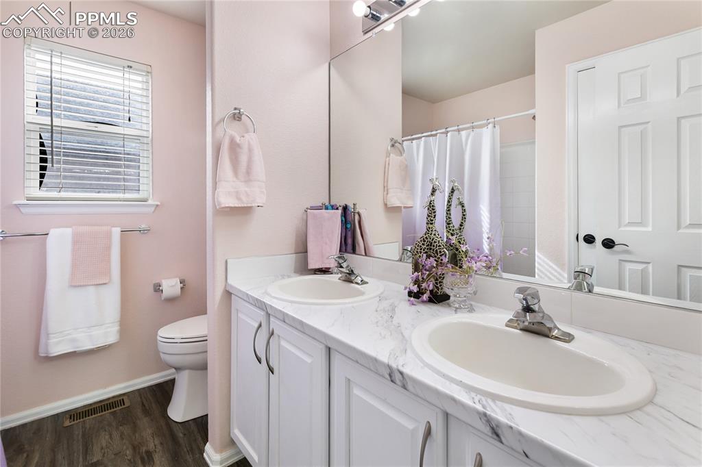 Image 26 of 38: Upper level full bathroom