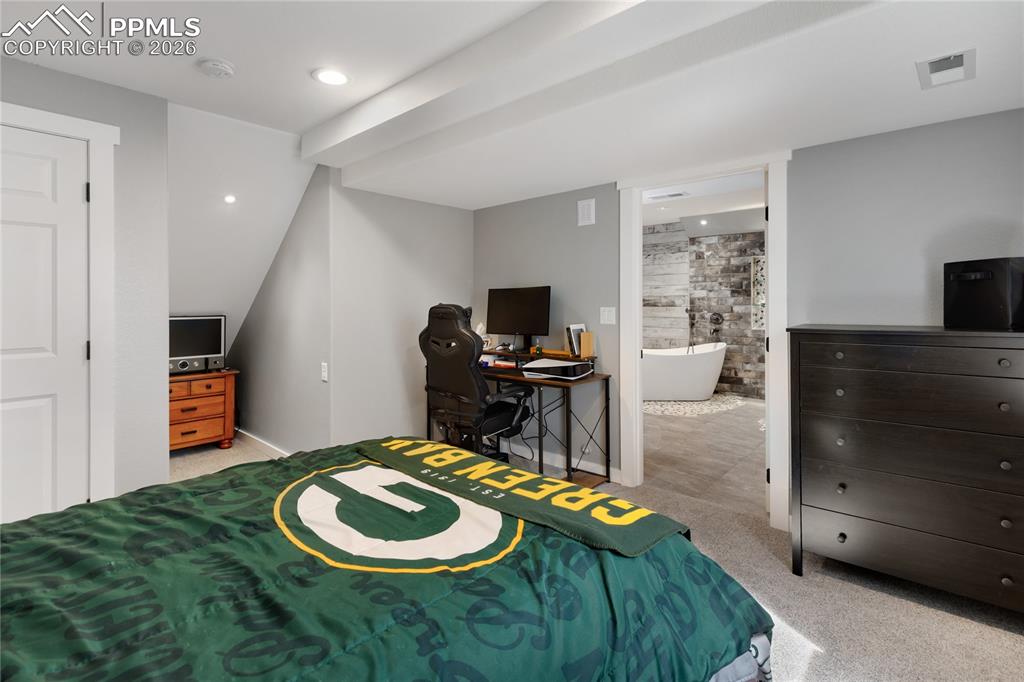 Image 28 of 38: Basement ensuite with walk in closet