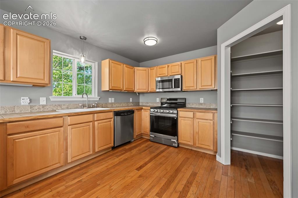 Image 19 of 49: Kitchen