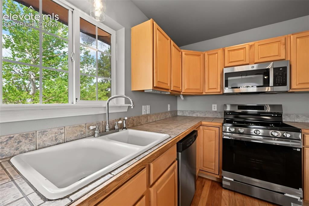 Image 20 of 49: Kitchen