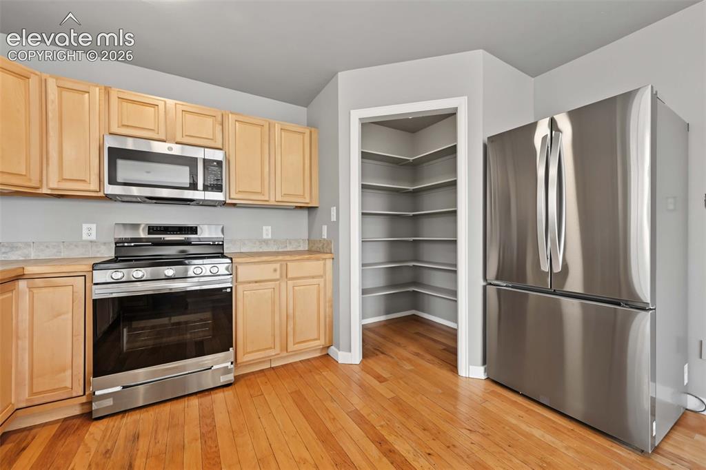 Image 22 of 49: Kitchen