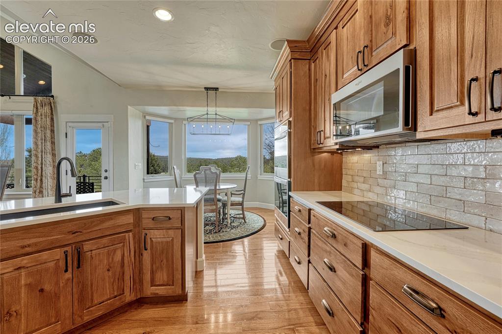 Image 10 of 47: Kitchen