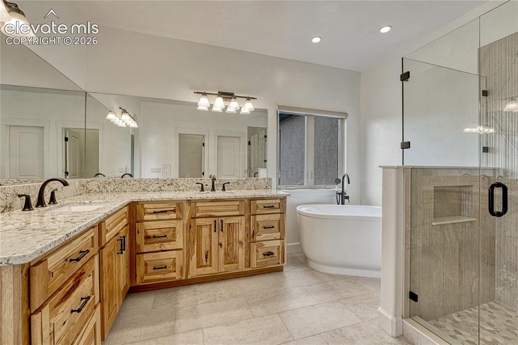 Image 17 of 47: Bathroom