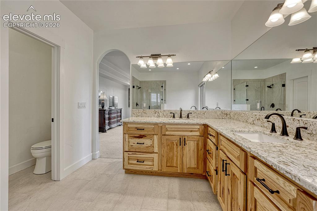Image 18 of 47: Bathroom