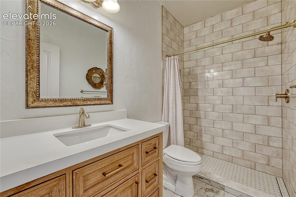Image 19 of 47: Bathroom