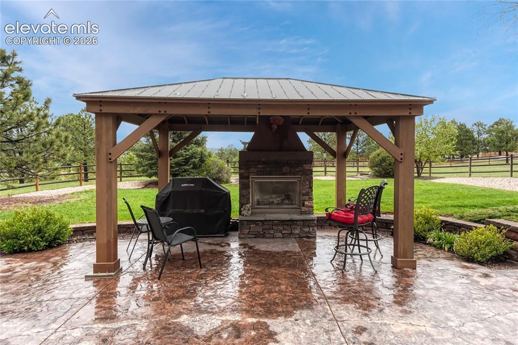 Image 41 of 47: Patio